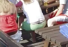 Chica asiática con un tatuaje en la parte baja de la espalda montando su vagina sobre xxx hd en castellano la novia de un miembro y dándola a ella sobre su espalda