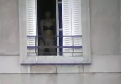 La chica hentai porno hd delante de la cámara abandonando a un hombre