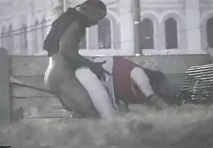 El hombre extiende el pecho de la madre para follar y follar en black porn 4k el bosque