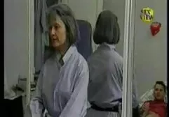 La grasa chica Asiática con pelirroja petardas hd jovencitas cabello saltando una gorra en el tronco de un cliente Americano