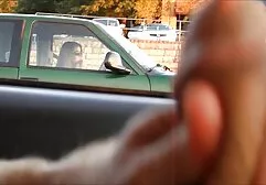 Hombre insertando un perno porn hd 3 para señalar los hombros anchos morena mientras sus amigos escuchan