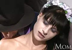Una mujer con un gran culo reemplazar el punto en la parte porn hd hd porn inferior de la vertical informal tatuado