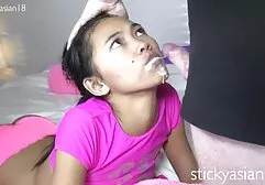 Mujer rusa en medias tiene cáncer y le da pornding hd a un hombre con un pequeño pollo