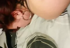 Rubia porno brasileño hd con gafas en sus rodillas y dar novio la mamada