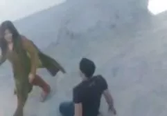 Un hombre entra lentamente el miembro en el culo de su esposa videos xxx en hd
