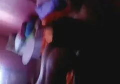 Davalka con un clítoris perforado sentado en una silla y disfrutando del trabajo de porn car hd una máquina sexual