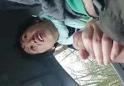 Madre en medias baja las bragas porno hd largo y la vagina masturbación con la mano en las escaleras