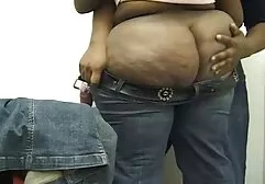 El masajeador acaricia la herramienta de belleza y pega la erección en la trios hd xxx boca con la herramienta en la parte superior y trasera