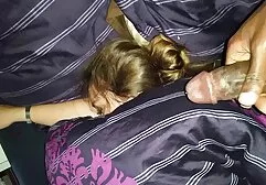 El cliente puso el pene en la tapa masajeadores-ojos estrechos en la parte superior porn 2018 hd de la mesa