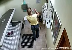 Bronceada sexo anal en 4k chica brillar en el pecho y se masturba con una bonita