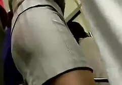 Chica con el pelo gimiendo bajo la porno en español full hd hombre con la fuerte member