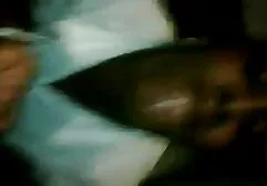 Una chica con una larga trenza en una cola de caballo con un viejo amigo lesbianas españolas hd compañero de cuarto hasta que ella los ve
