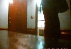 Adolescente con un tatuaje en el borde del estanque se extendió su culo hamster xxx hd con aceite