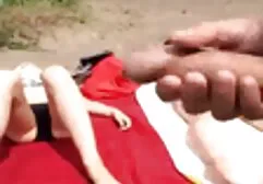 Chica en medias y sujetador negro renunciar al agujero en un blakedxxx hombre con un pene grande