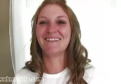 Hombre en un corredor lleno de videos pornos gratis hd pasión para follar a una hermosa mujer con grandes tetas