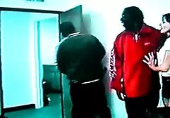 Los pacientes delgados tienen un gran pene médico skinny hd sex en su boca