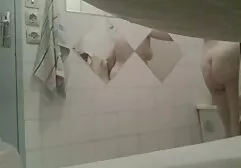 Mientras el marido se divierte con videos xxx hd 2019 amigos, su esposa tiene una aventura