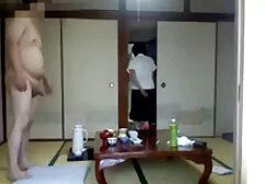 Novio tirando de un culo mamá ojos apretado en pernos y aplastar sus tetas en videos de sexo hd el sofá