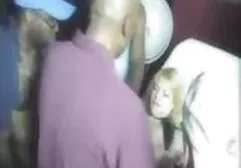 Cabello castaño claro en videos porbo hd la parte superior de la mesa de masaje para darle al Hombre un culo