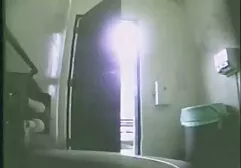 Una chica joven porno animales hd con el pelo corto de lavado erótico en el baño