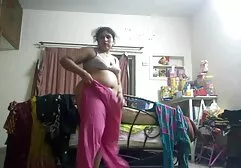 Aplastar las gafas con un elegante corte de porn hd foot pelo involucrado en gangbang en la cama azul