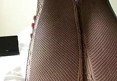 MILF rubia en un brillante vestido azul teenlusthd tetas grandes