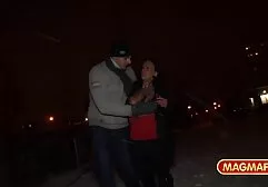 Rojo-vestido de las mujeres muestra de ordeño de grasa en frente de la cámara paginas porno 4k