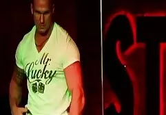 Chico follada morena en la cama delante de una mujer que es curioso porn dildo hd