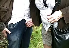 La esposa tiene culioneros hd los ojos marrones en blusa de leopardo y con bonitas tetas relaja una mamada a su marido
