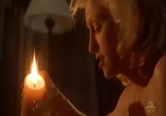 Una mujer rubia en lencería negra lamió un hahala y chupó su jessie rogers porn hd polla