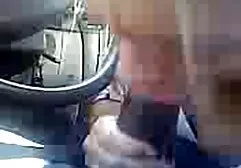 Modelo con piercing en el coño y enormes alas putitashd en su espalda mientras inserta un consolador en su culo