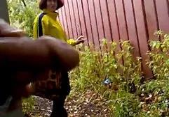 Un hombre acariciando el pecho new porno full hd de una mujer de hombros anchos que acababa de bajar de la máquina del sexo